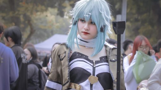 国产二次元动漫推荐封面图，充满活力的少女角色在城市背景前，画风明亮，国产动漫代表作之一